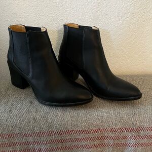 Like new Nisolo Heeled Chelsea Commuter. Size 7.5